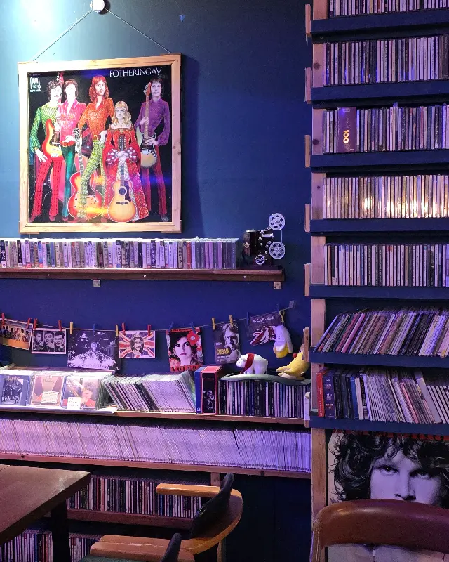 LP와 CD로 가득 찬 벽면