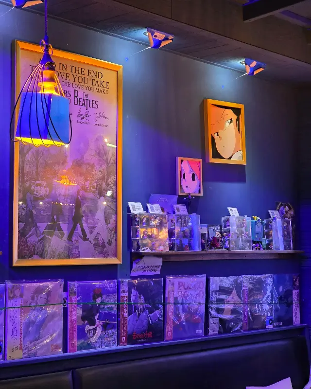 다양한 액자와 소품으로 꾸며진 벽면