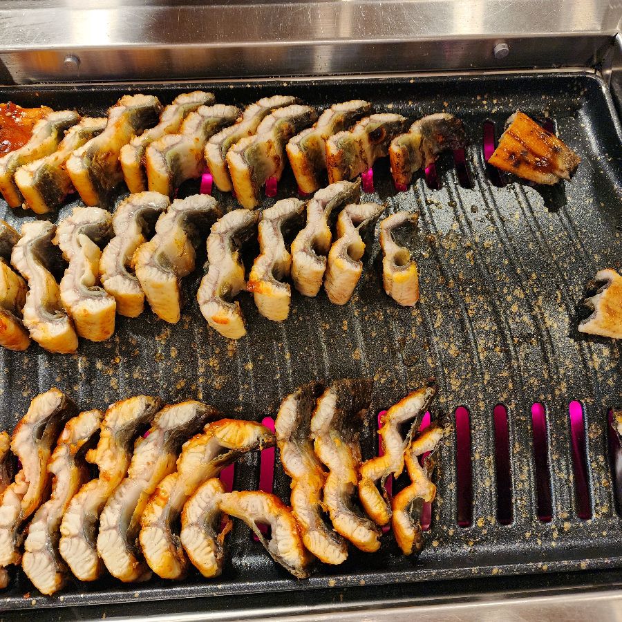숯불 위에서 맛있게 구워진 장어