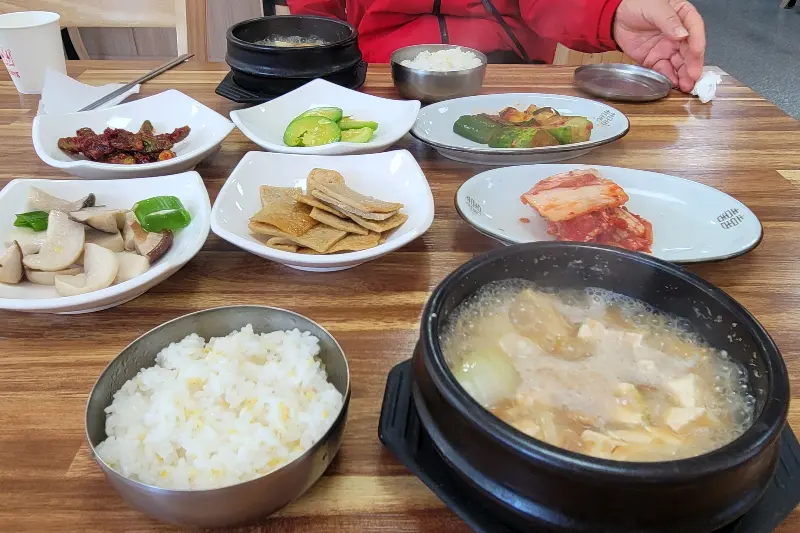 다양한 반찬이 함께 나오는 한 상 차림