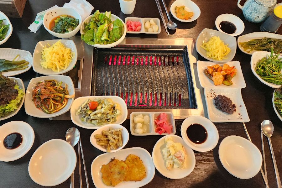 숯불 위에서 노릇노릇하게 구워지는 장어