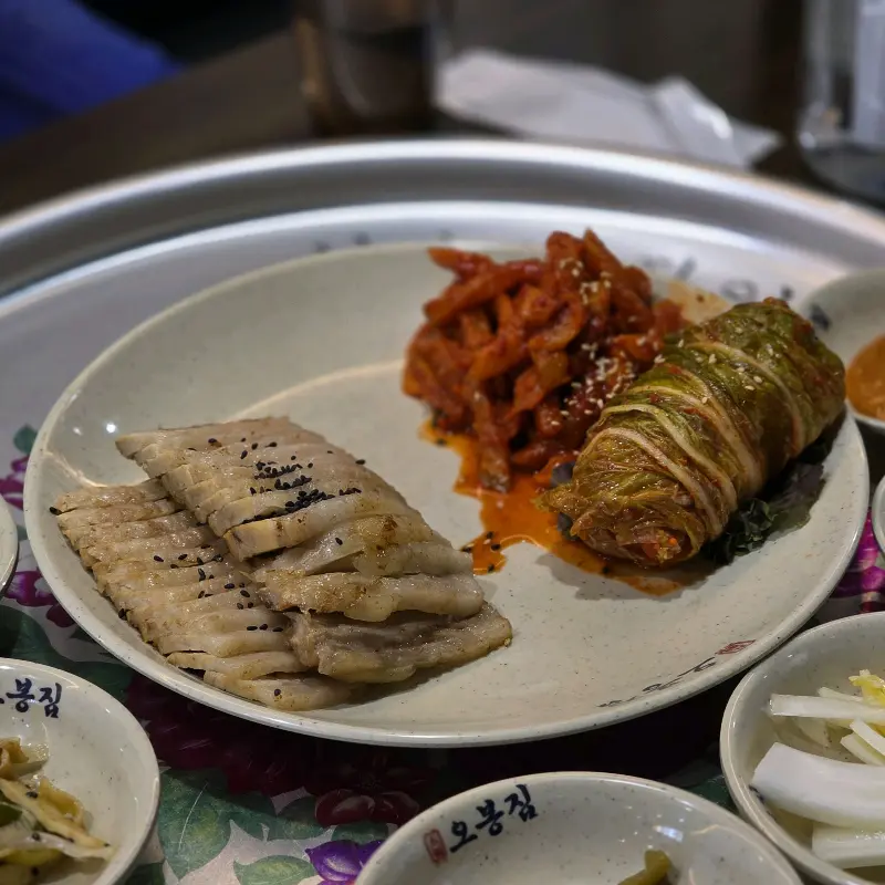 보쌈과 함께 제공되는 맛깔스러운 무김치