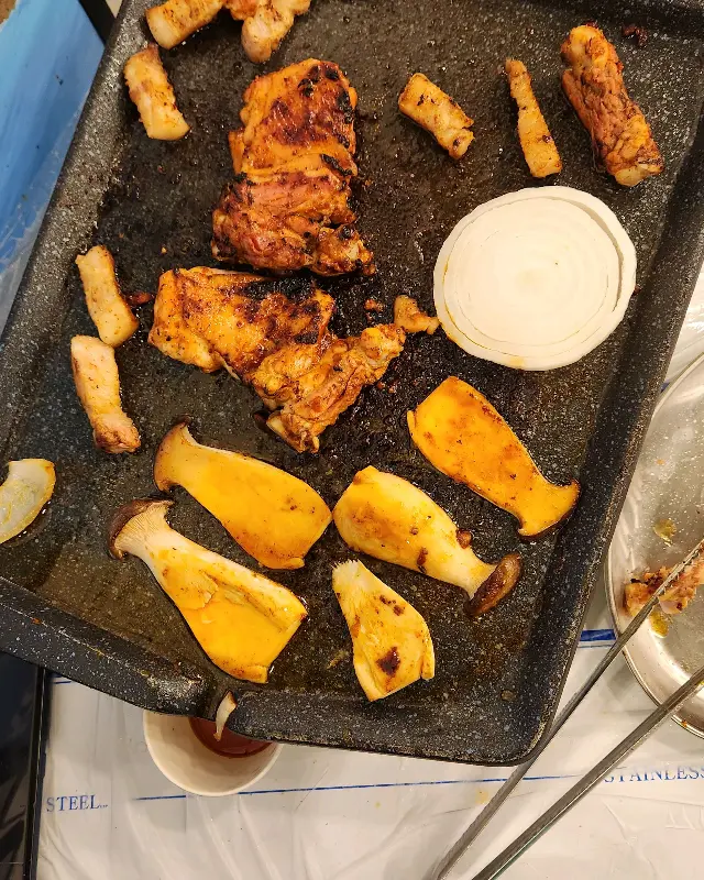 불판 위의 닭갈비