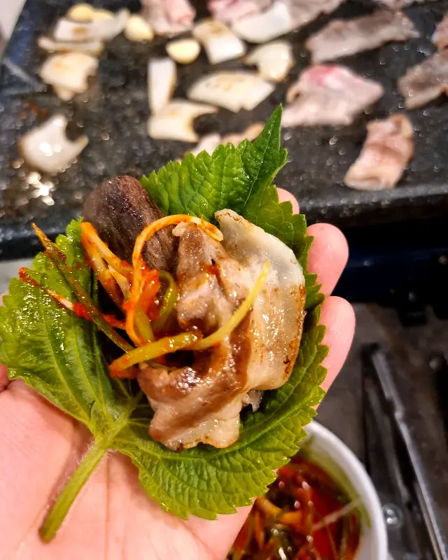 깻잎에 싸 먹는 고기 사진