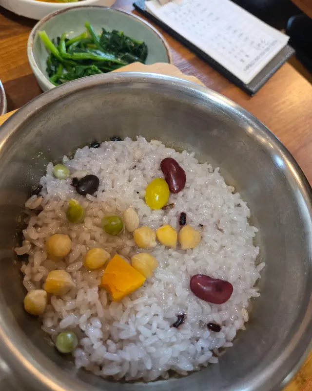 솥밥을 덜어낸 후 누룽지에 물을 부어 만든 숭늉