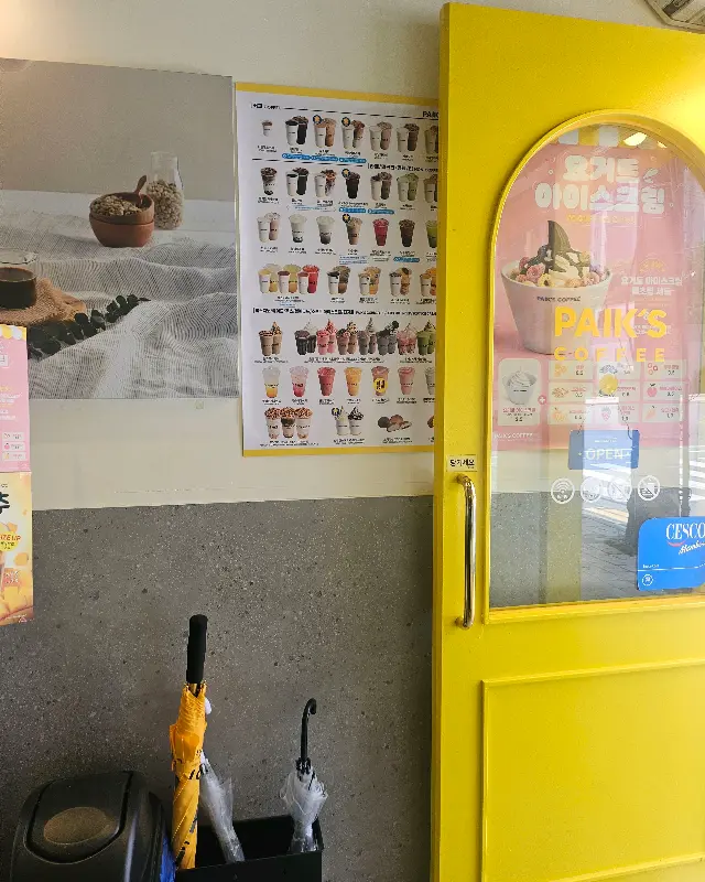 깔끔한 매장과 메뉴 안내