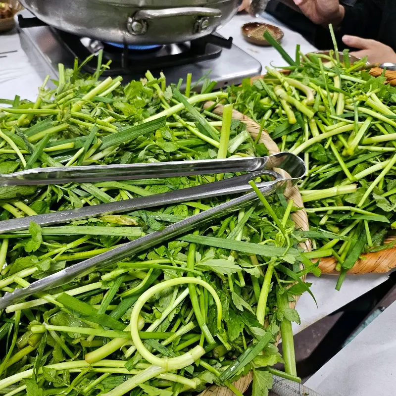 오리전골에 미나리를 넣는 모습