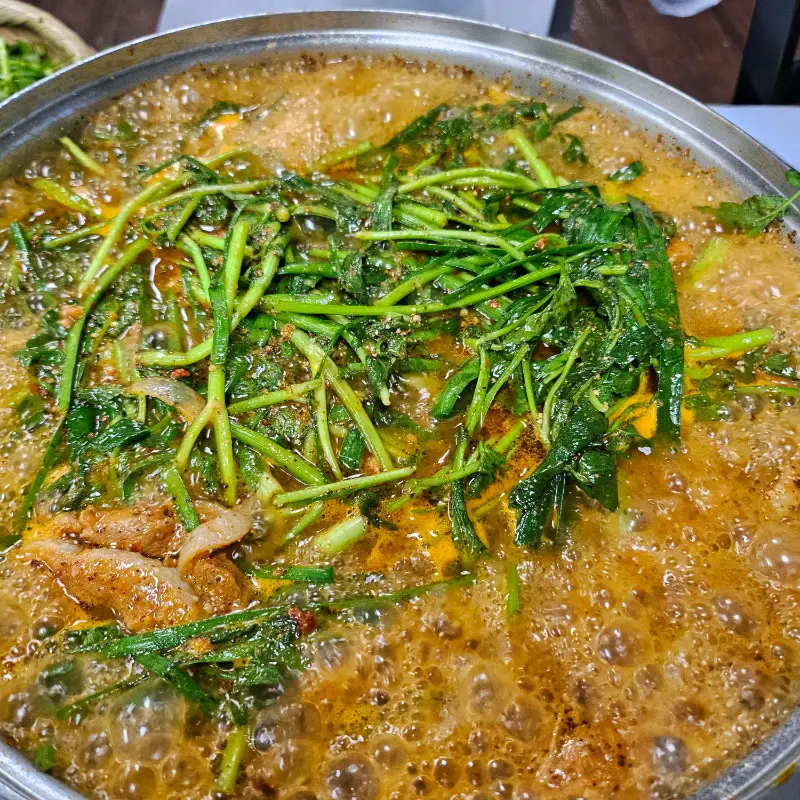 미나리와 오리고기를 함께 즐기는 모습