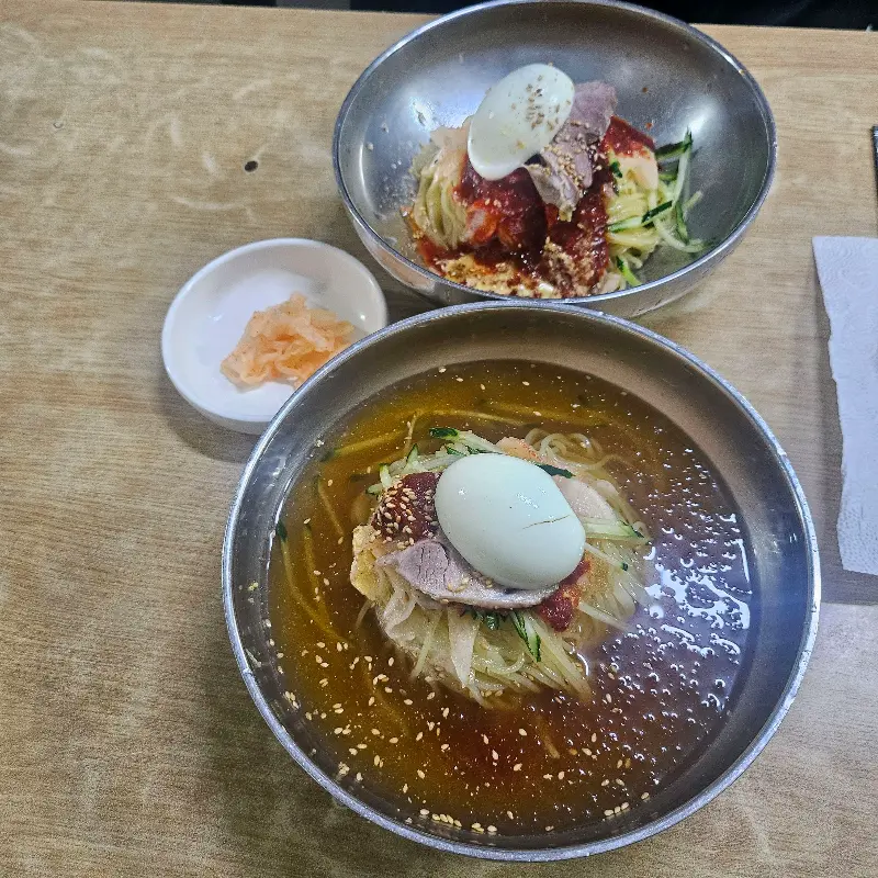 테이블 위에 놓인 물밀면과 비빔밀면