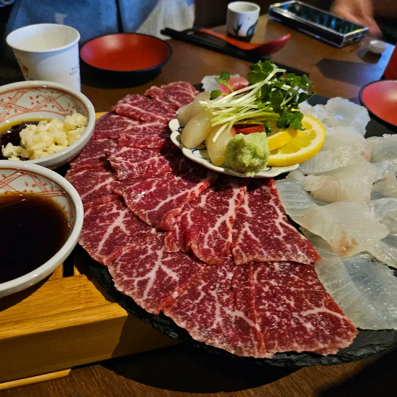 신선한 육회와 해산물이 함께 나오는 메뉴