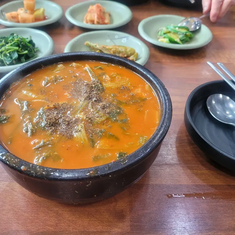 어탕국수에 다진 양념을 넣어 먹는 모습