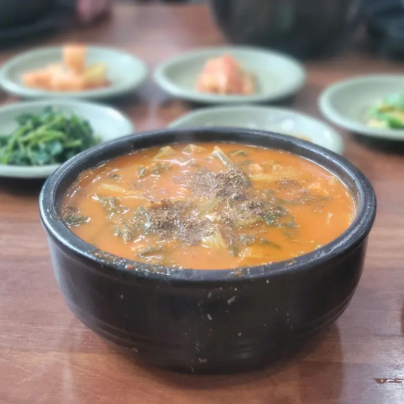 테이블 위에 놓인 어탕국수와 밑반찬