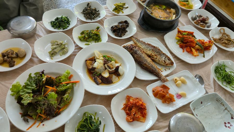 다채로운 나물 반찬들이 정갈하게 담겨 나온 모습