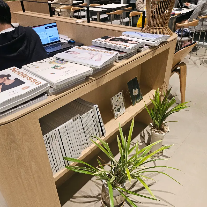 책과 노트북을 올려놓고 작업하기 좋은 테이블