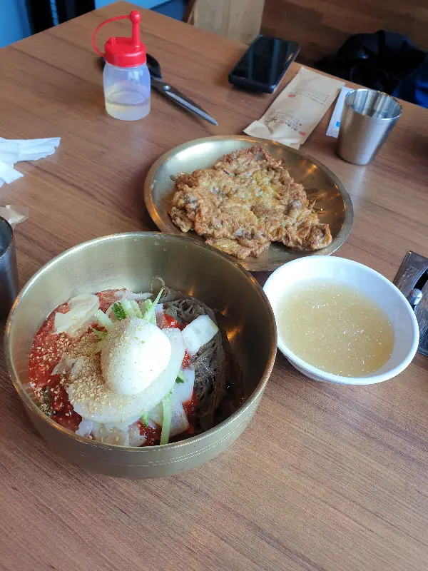 육전이 얹어진 비빔냉면