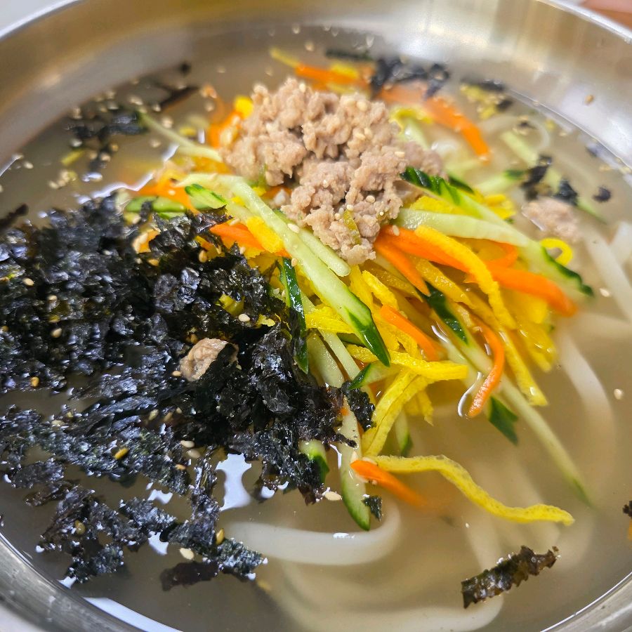 다채로운 고명이 올라간 칼국수