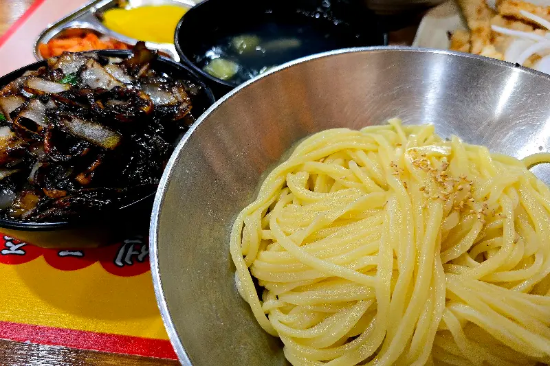 짜장 소스가 담긴 그릇