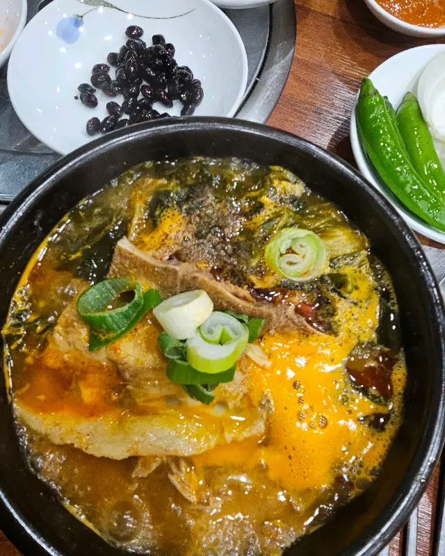 뼈해장국과 함께 제공되는 다양한 반찬들