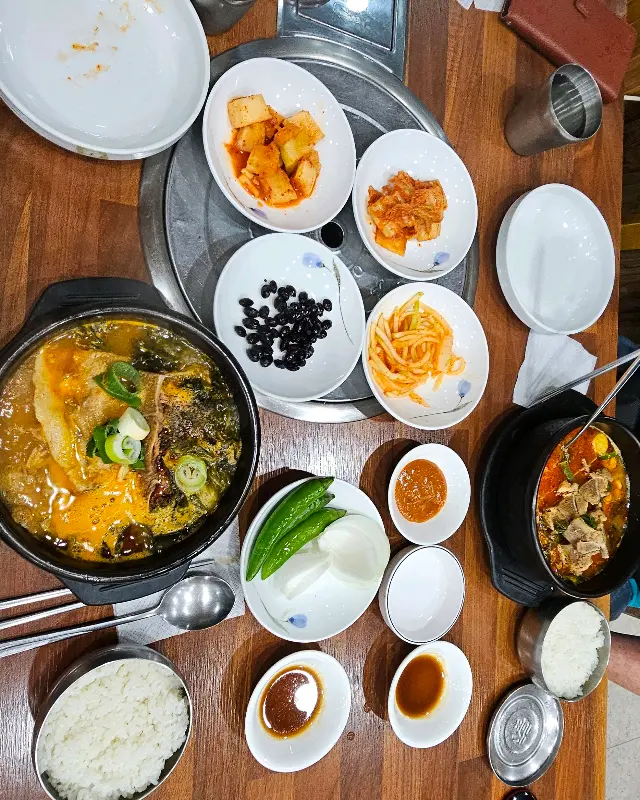 테이블 가득 차려진 푸짐한 한 상