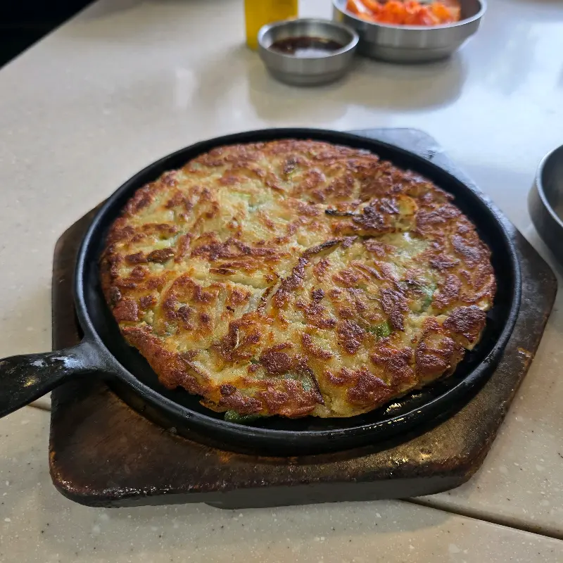 푸짐한 냉면 고명