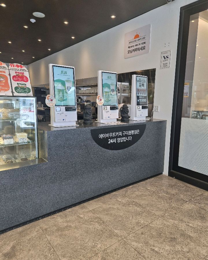 쇼케이스 속 다양한 디저트들