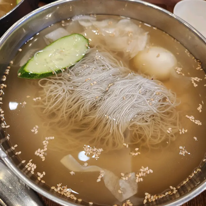 소플러스에서 즐거운 식사를 하는 아이들