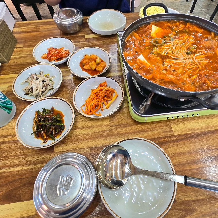 푸짐한 김치찌개와 밑반찬