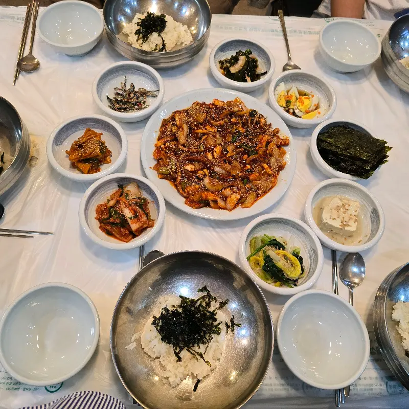 다양한 밑반찬과 함께 즐기는 낙지볶음