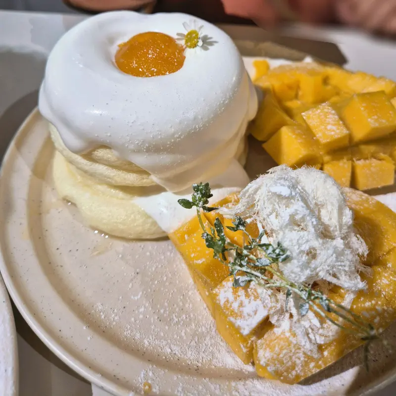 수플레와 망고의 조화