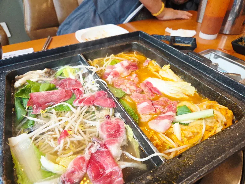 샤브샤브를 다 먹고 난 후 만들어 먹는 죽. 김가루와 참기름을 뿌려 고소함을 더했다.