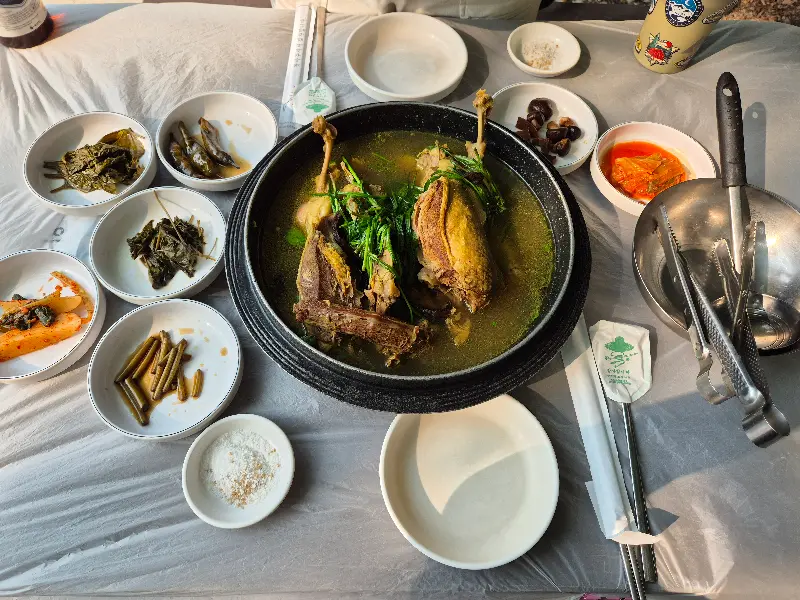 푸짐하게 차려진 능이 오리백숙 한 상 차림