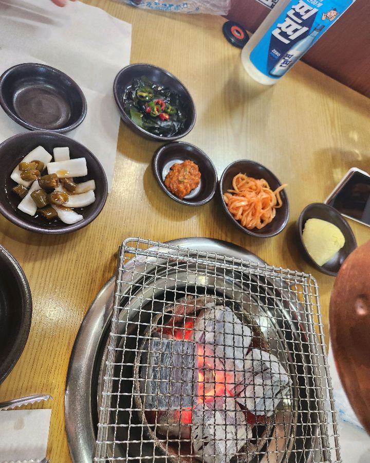숯불과 밑반찬