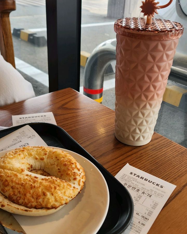 테이블 위에 놓인 베이글과 음료, 영수증