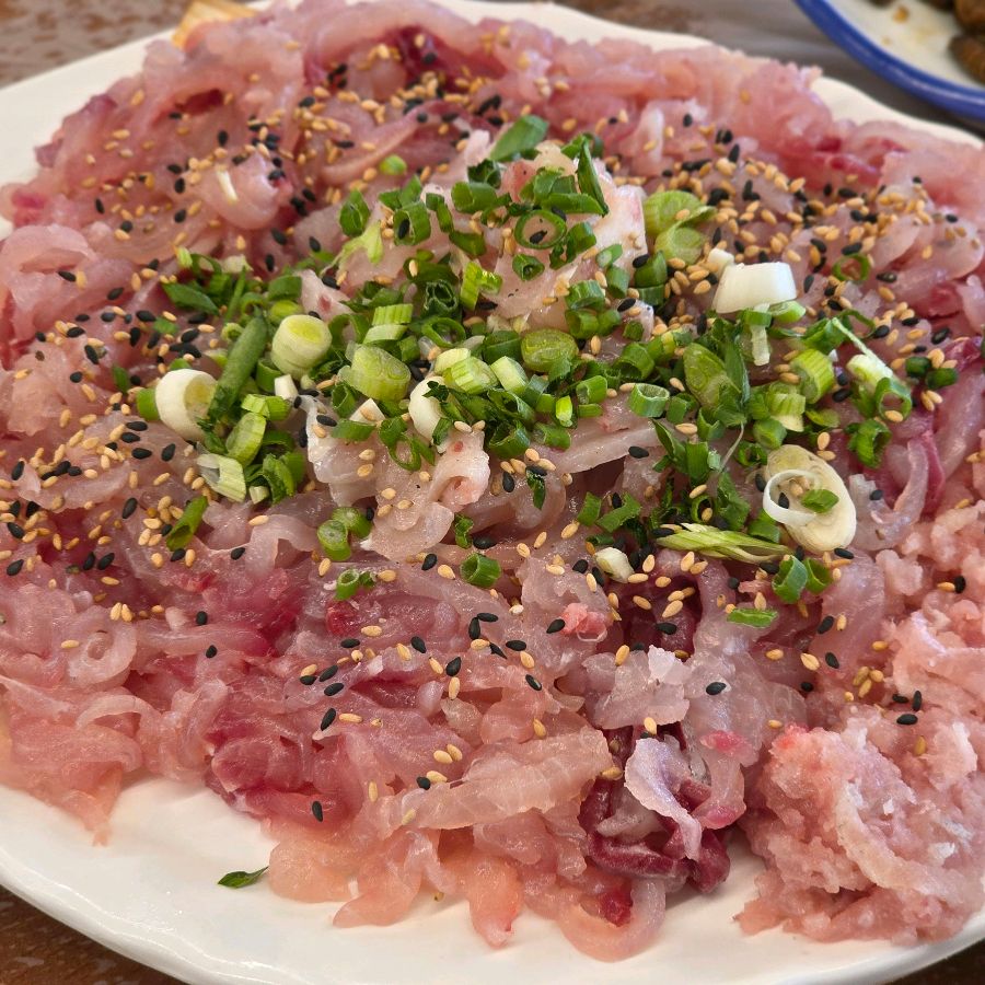 윤기가 흐르는 대나무횟집의 향어회