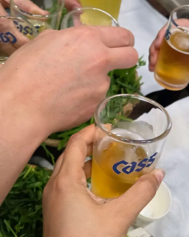 맥주잔을 부딪히며 건배하는 모습