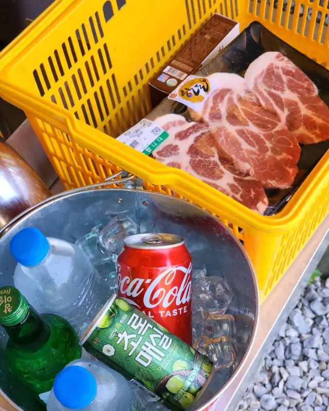 시원한 음료와 고기