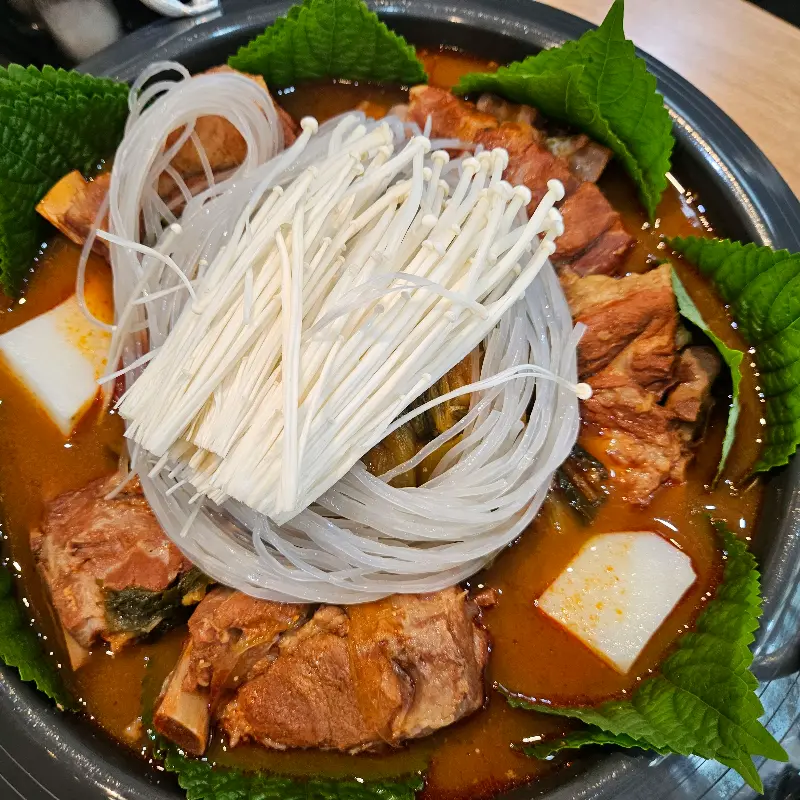 다시 봐도 군침이 도는 감자탕의 비주얼