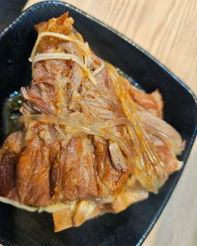 살코기가 가득 붙어 있는 뼈다귀