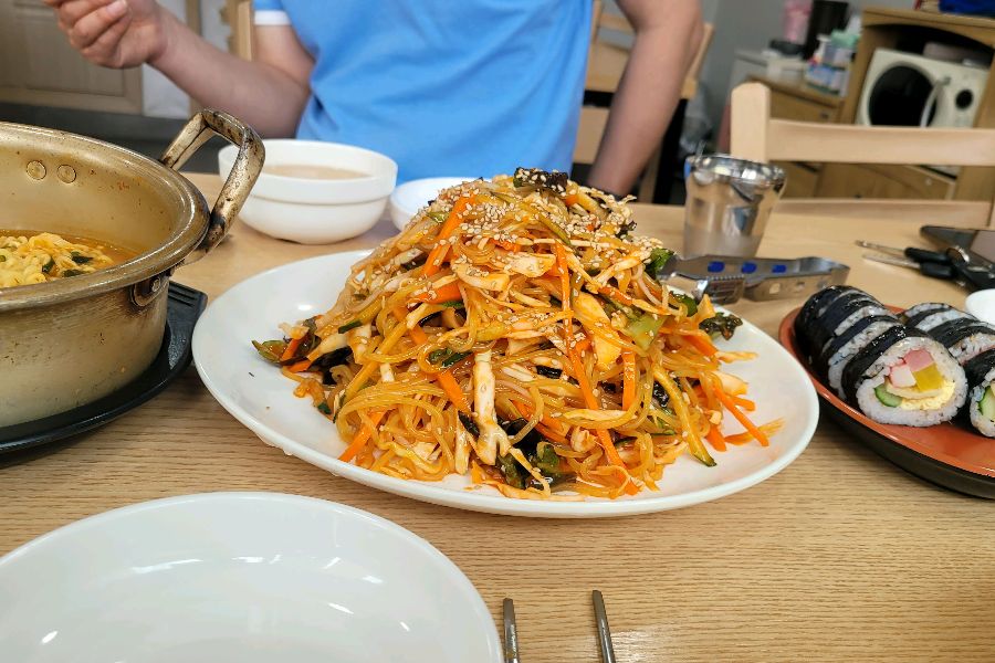 쫄면, 김밥, 김치수제비