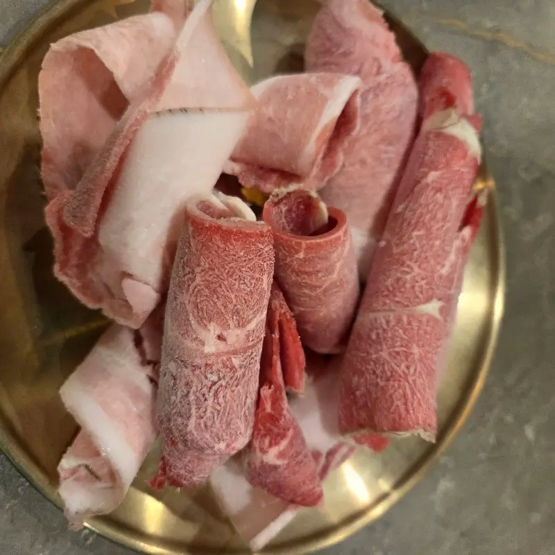 접시에 담긴 대패 삼겹살 사진