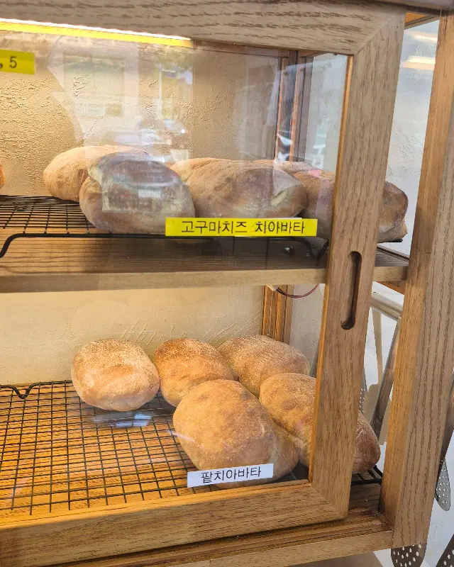 다양한 빵이 진열된 쇼케이스
