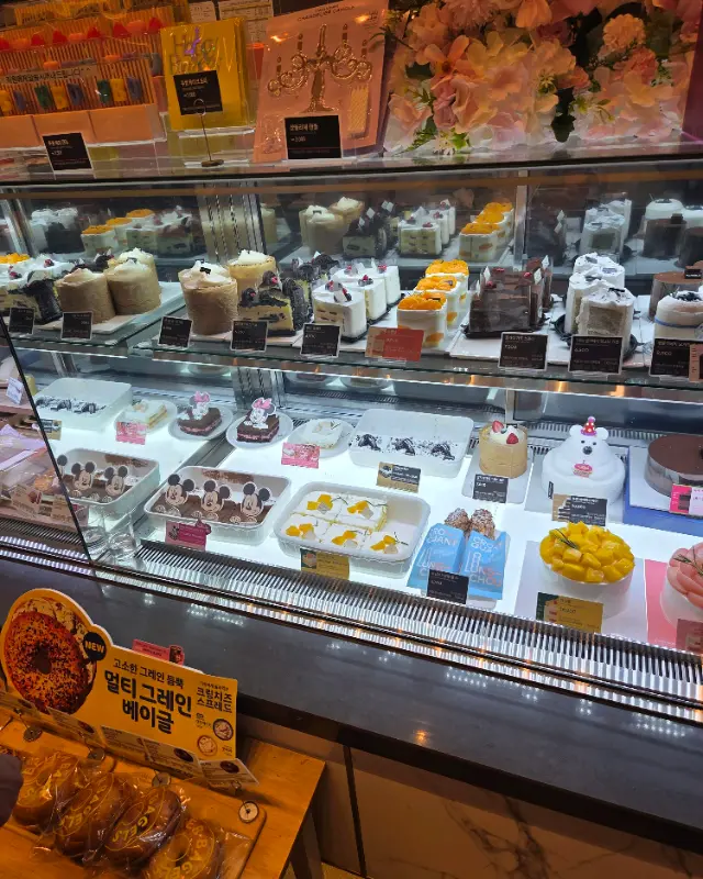 쇼케이스 안의 케이크들