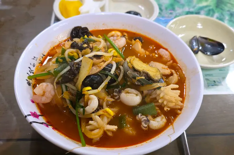 푸짐한 해물짬뽕