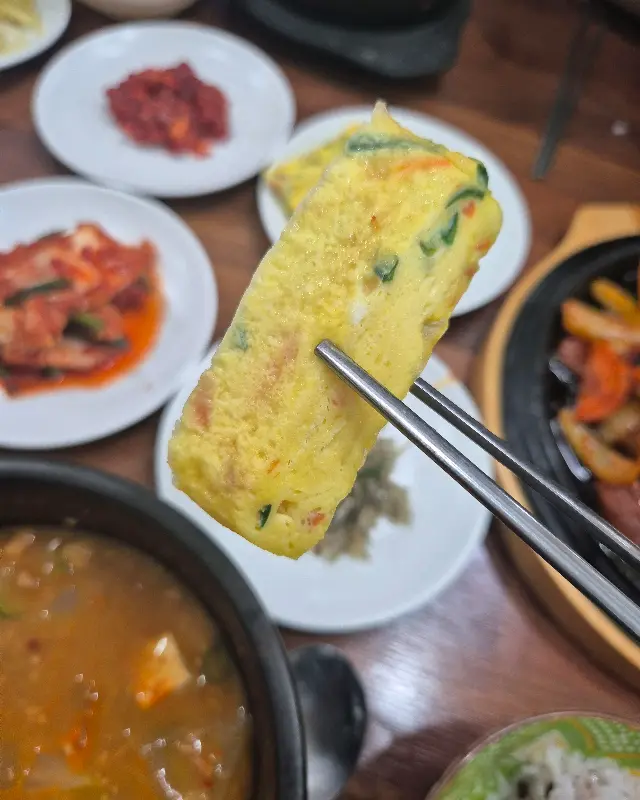 상추쌈에 제육볶음을 올린 모습