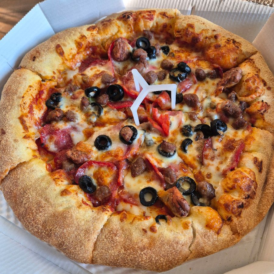 다양한 토핑이 올라간 피자