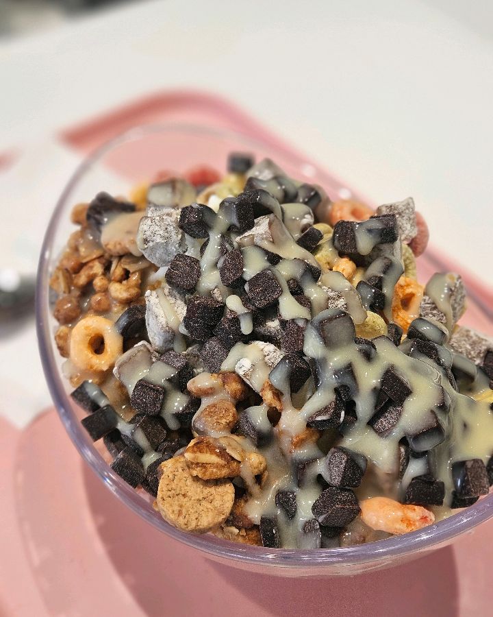 다양한 토핑이 올려진 요거트 아이스크림