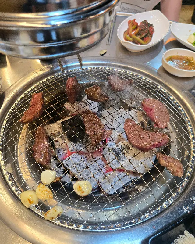 숯불 위에서 구워지는 갈비살