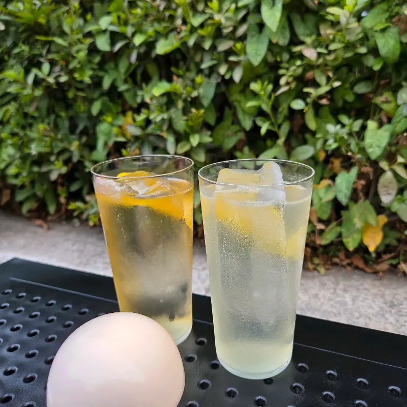 칠커피바 야외 테이블 전경