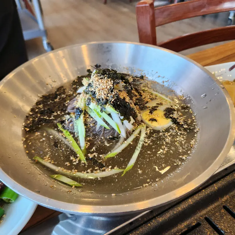 김가루가 듬뿍 뿌려진 물막국수