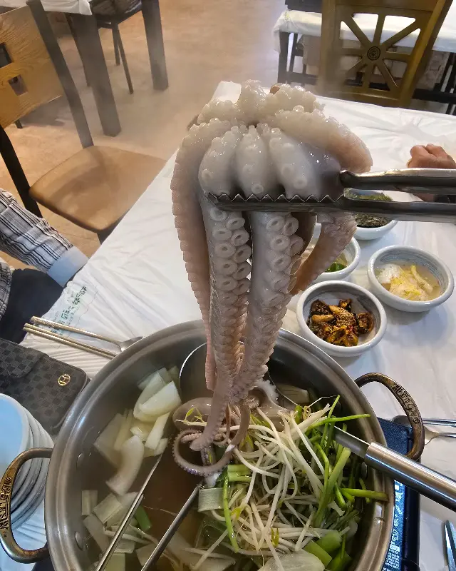 싱싱한 낙지를 듬뿍 넣은 연포탕